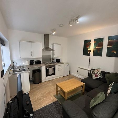 Enjoy A Spacious Lounge With A Cozy Sofa Bed And A Private Ensuite Bedroom Wednesbury Extérieur photo