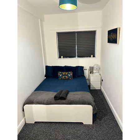 Enjoy A Spacious Lounge With A Cozy Sofa Bed And A Private Ensuite Bedroom Wednesbury Extérieur photo