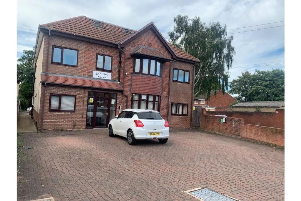 Enjoy A Spacious Lounge With A Cozy Sofa Bed And A Private Ensuite Bedroom Wednesbury Extérieur photo