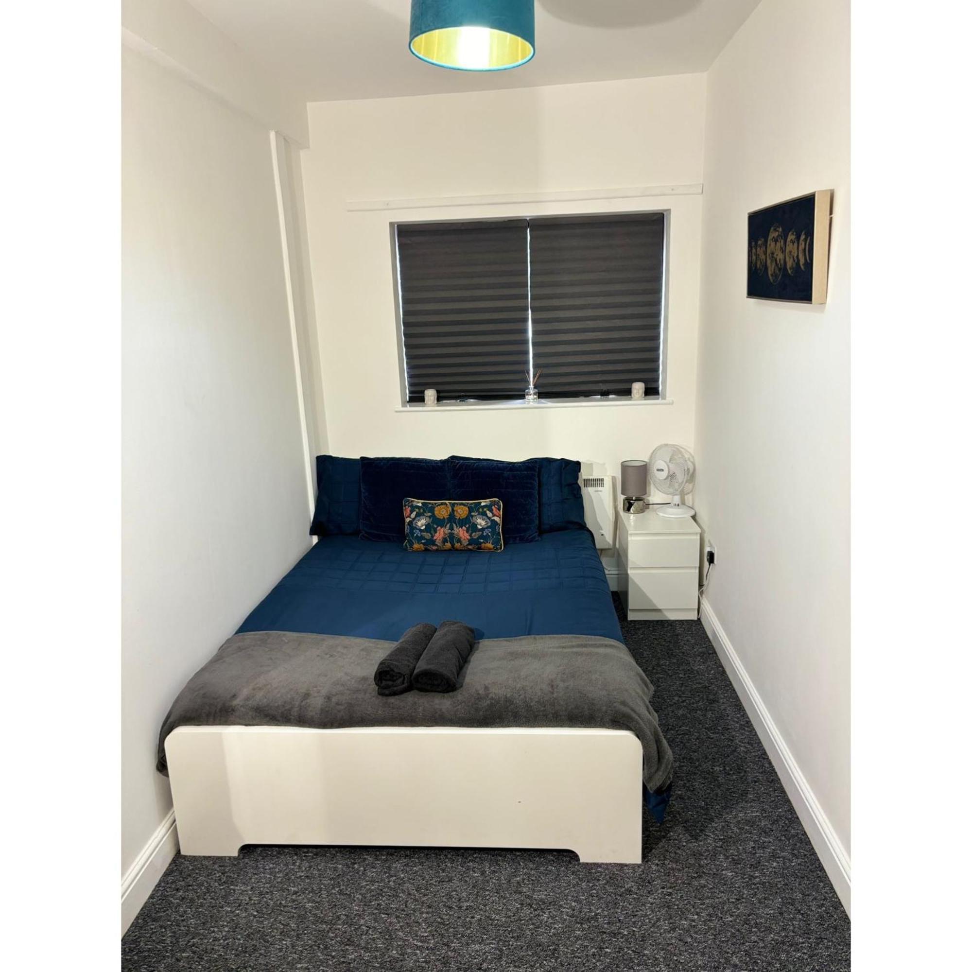 Enjoy A Spacious Lounge With A Cozy Sofa Bed And A Private Ensuite Bedroom Wednesbury Extérieur photo