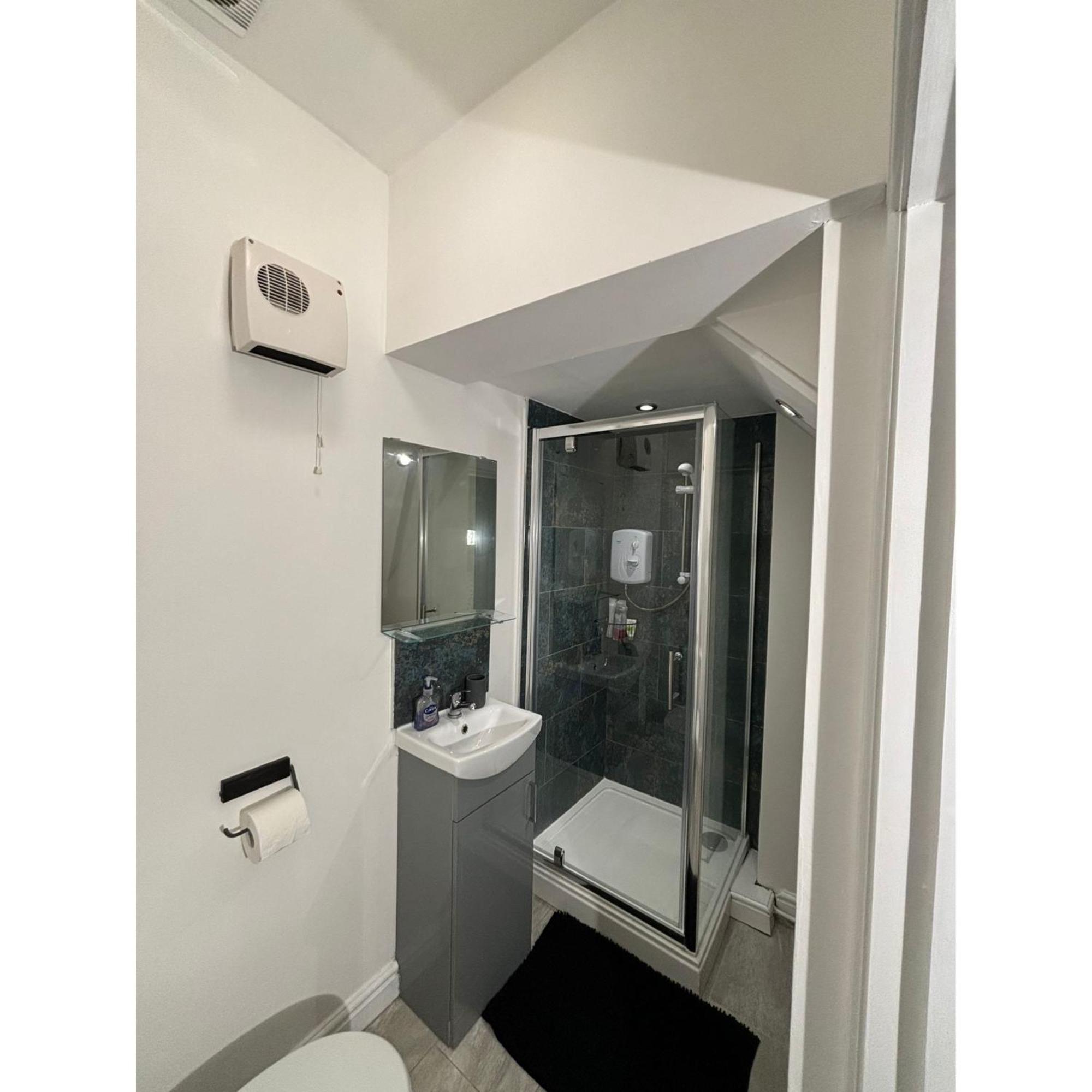Enjoy A Spacious Lounge With A Cozy Sofa Bed And A Private Ensuite Bedroom Wednesbury Extérieur photo
