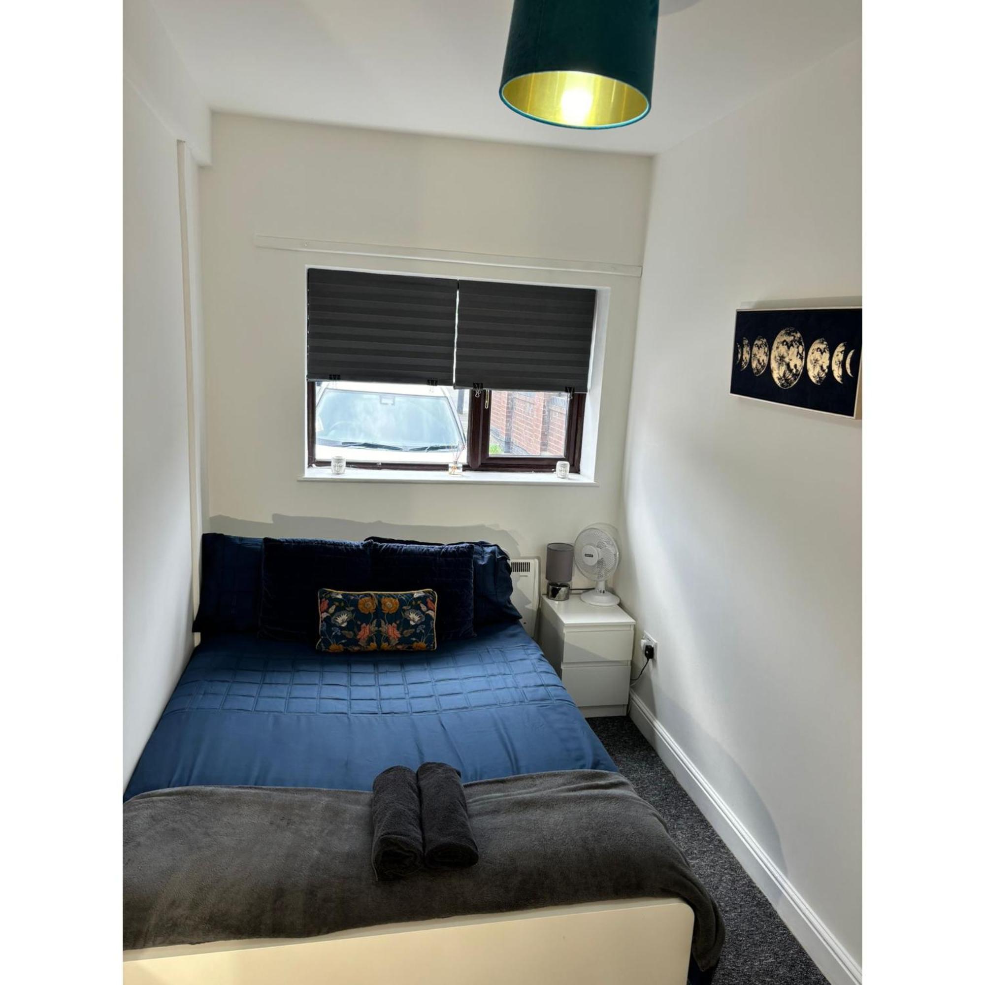 Enjoy A Spacious Lounge With A Cozy Sofa Bed And A Private Ensuite Bedroom Wednesbury Extérieur photo