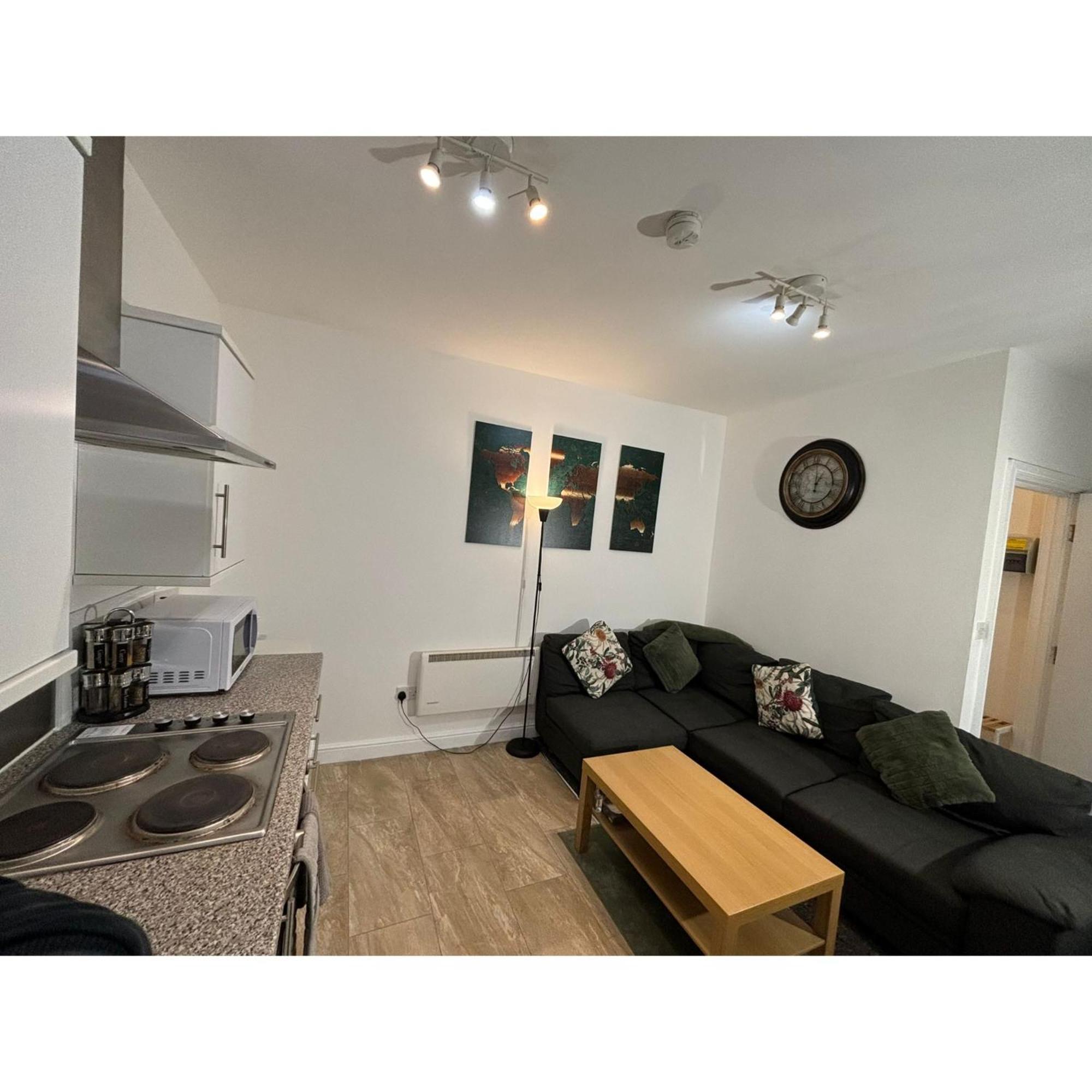 Enjoy A Spacious Lounge With A Cozy Sofa Bed And A Private Ensuite Bedroom Wednesbury Extérieur photo