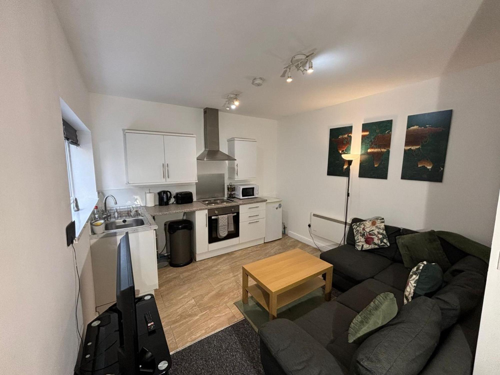 Enjoy A Spacious Lounge With A Cozy Sofa Bed And A Private Ensuite Bedroom Wednesbury Extérieur photo