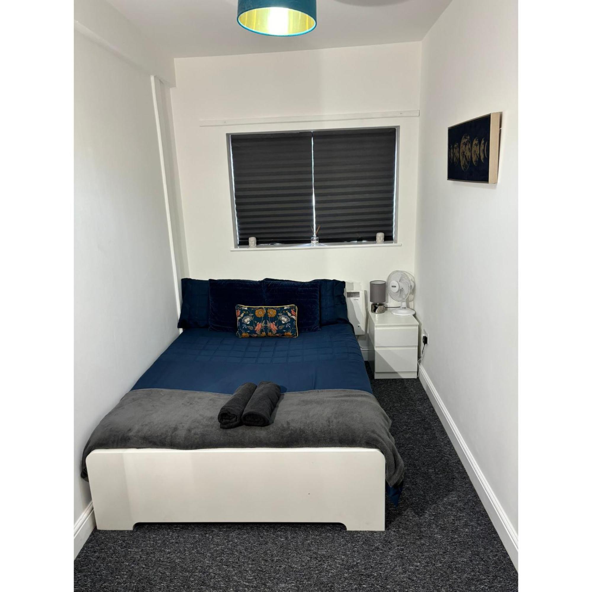 Enjoy A Spacious Lounge With A Cozy Sofa Bed And A Private Ensuite Bedroom Wednesbury Extérieur photo