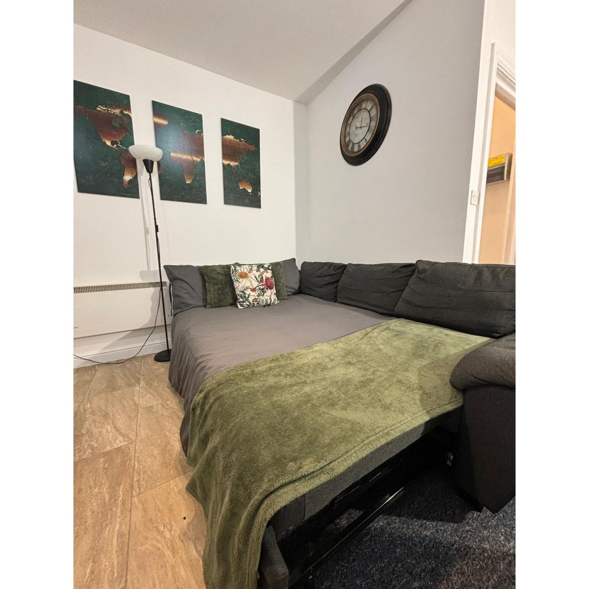 Enjoy A Spacious Lounge With A Cozy Sofa Bed And A Private Ensuite Bedroom Wednesbury Extérieur photo