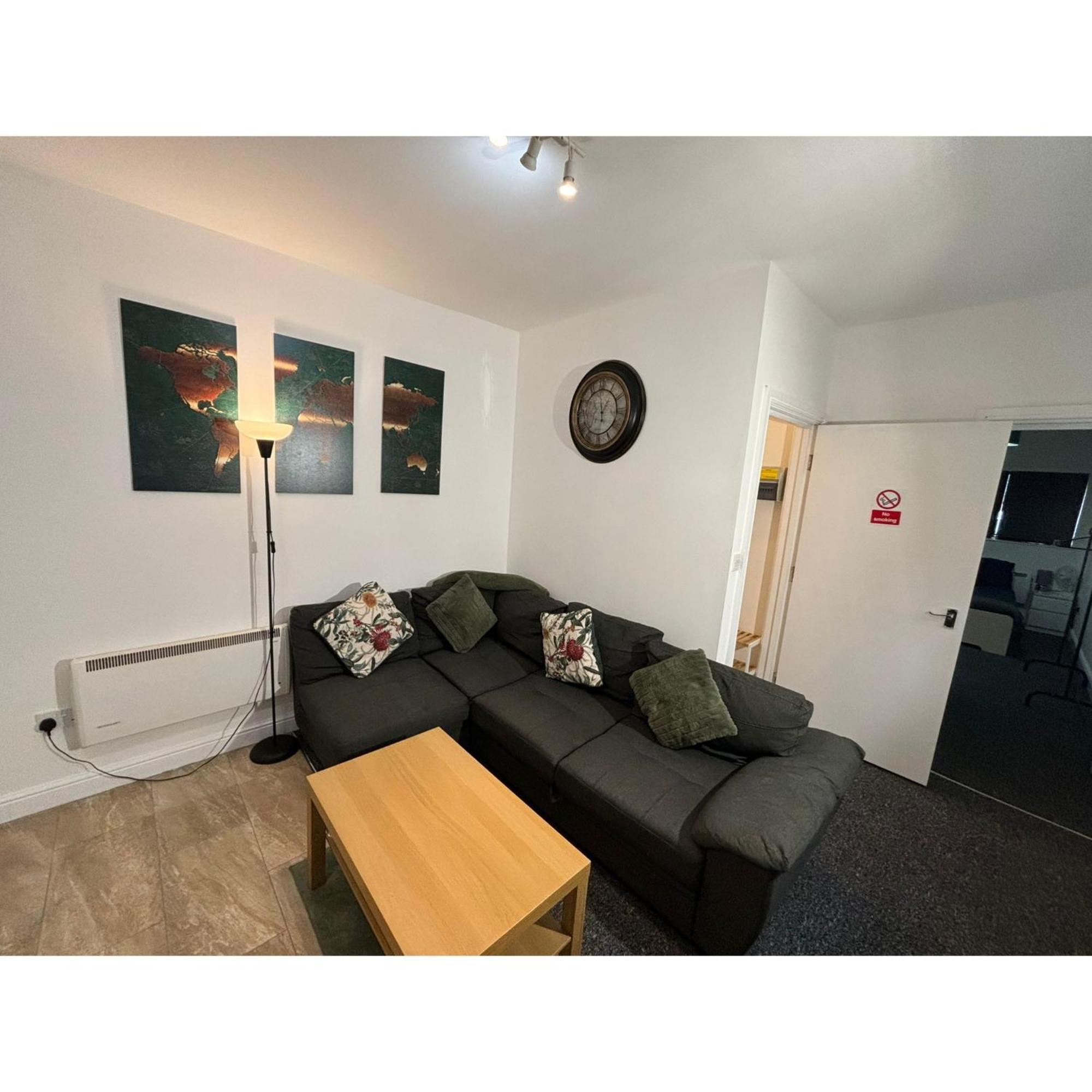 Enjoy A Spacious Lounge With A Cozy Sofa Bed And A Private Ensuite Bedroom Wednesbury Extérieur photo