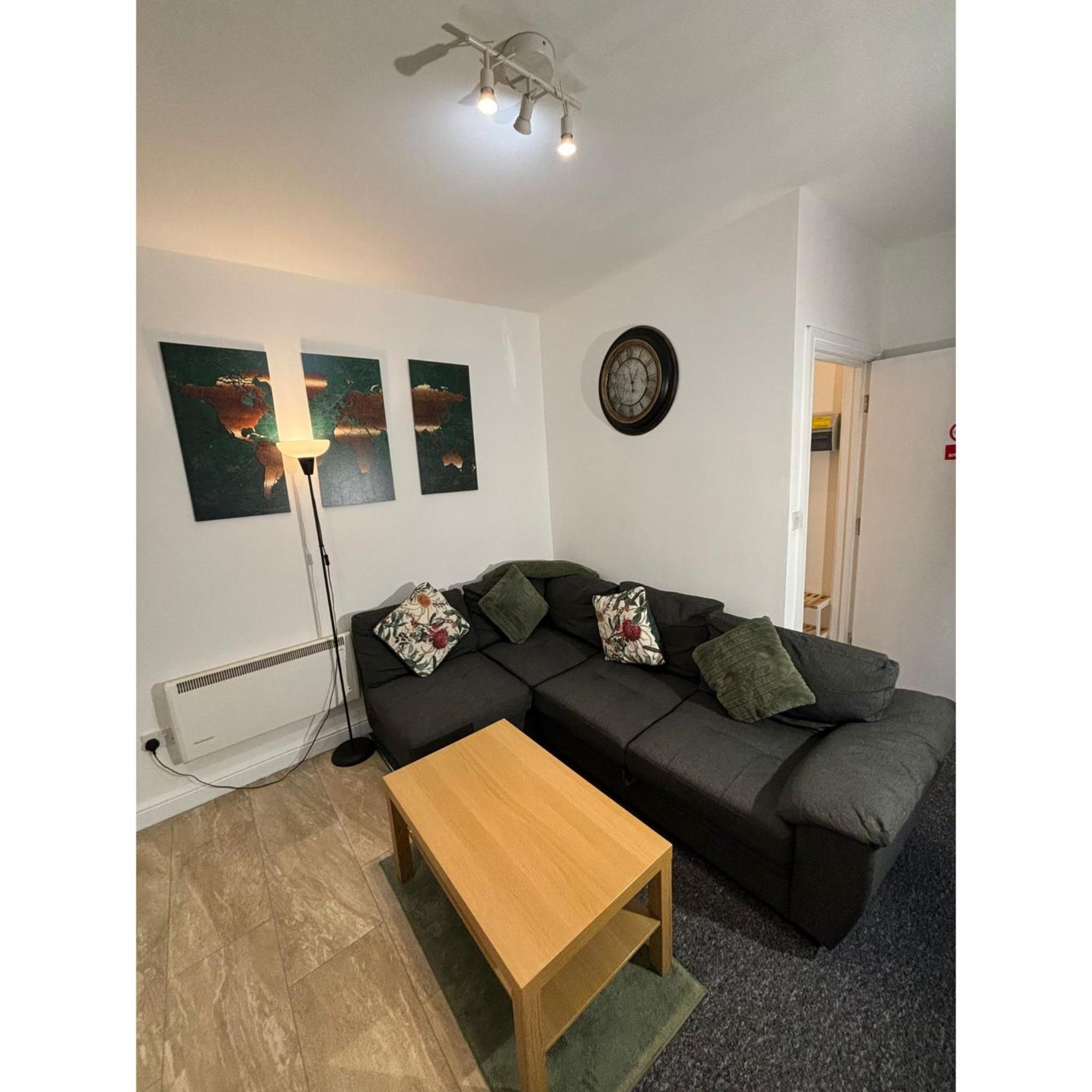 Enjoy A Spacious Lounge With A Cozy Sofa Bed And A Private Ensuite Bedroom Wednesbury Extérieur photo