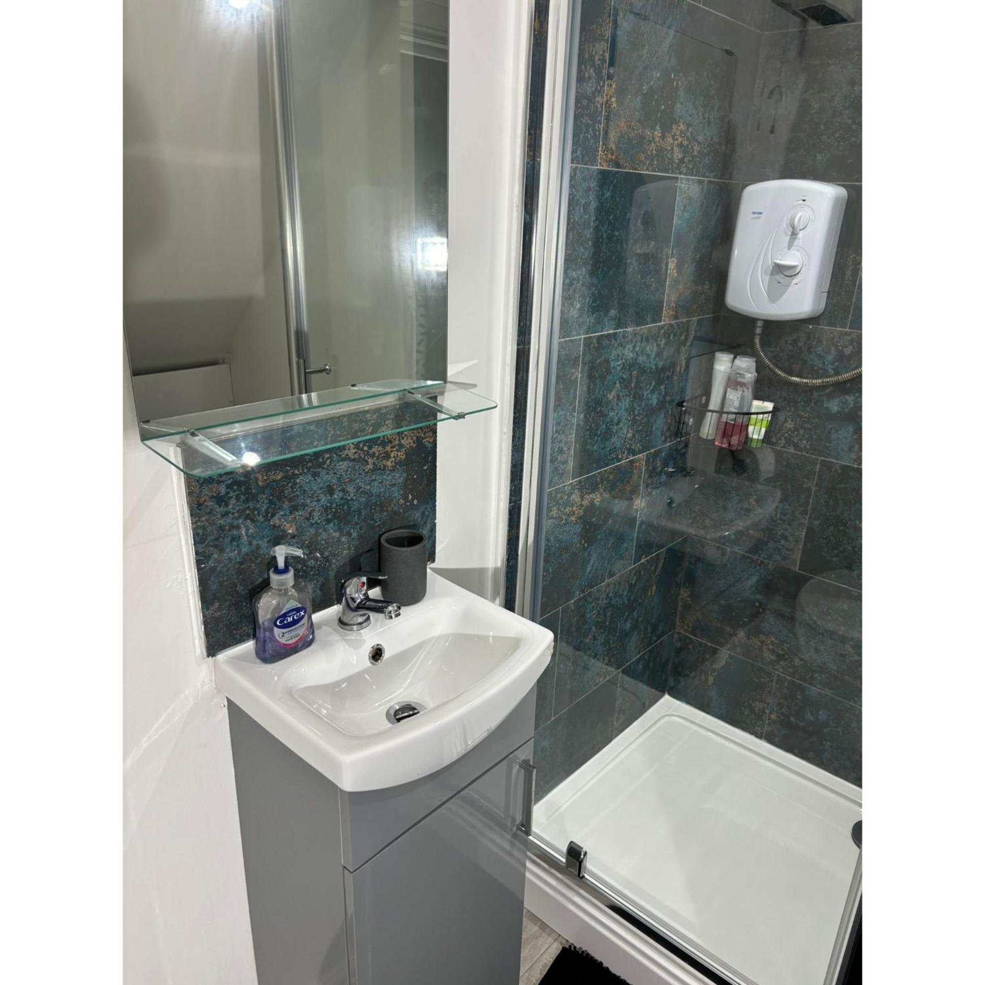 Enjoy A Spacious Lounge With A Cozy Sofa Bed And A Private Ensuite Bedroom Wednesbury Extérieur photo
